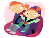 Ni&ntilde;o y ni&ntilde;a en sus sillas para el auto